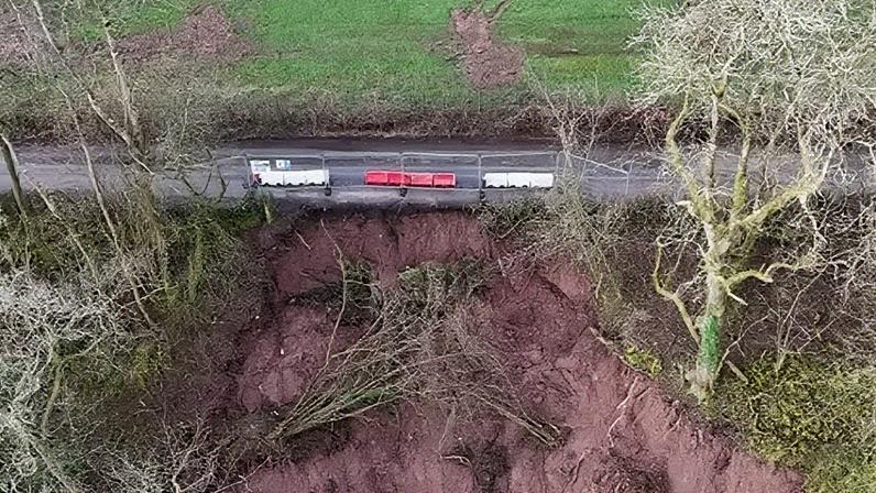 Habitantes presos após deslizamento fecha estrada; temem fome de animais