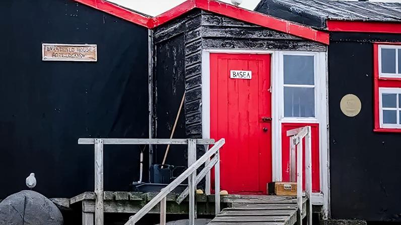 Carpinteiro de conservação realiza reparos em base científica remota