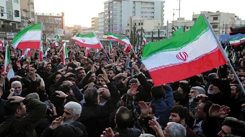 Após os ataques, a população não saiu às ruas para por um ponto final no regime. Ao contrário, a coesão interna parece ter aumentado – Imagem: Fatemeh Bahrami/Anadolu/AFP