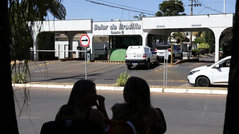 Brasília (DF) 07/08/2025 Fachada do condomínio Solar de Brasília, onde mora e cumpre prisão domiciliar o ex-presidente Jair Bolsonaro. Foto: Fabio Rodrigues-Pozzebom/ Agência Brasil