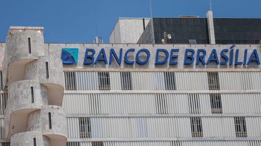 Brasília (DF), 19/11/2025 – Fachada do prédio do banco de Brasília (BRB). Em março de 2025, o conselho do Banco BRB aprovou a compra de 58% do capital do Banco Master, valor estimado em R$ 2 bilhões. O acordo previa que o BRB, uma sociedade de capital e controlada majoritariamente pelo Governo do Distrito Federal (GDF) Foto: Joédson Alves/Agência Brasil