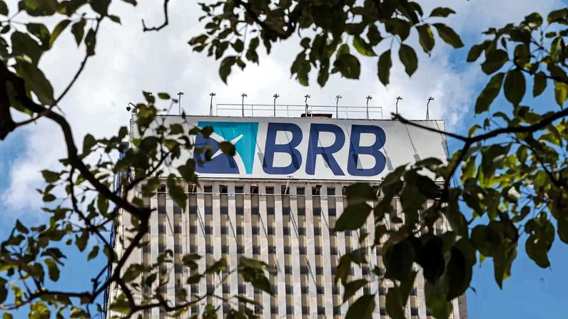 Brasília (DF), 19/11/2025 – Fachada do prédio do banco de Brasília (BRB). Em março de 2025, o conselho do Banco BRB aprovou a compra de 58% do capital do Banco Master, valor estimado em R$ 2 bilhões. O acordo previa que o BRB, uma sociedade de capital e controlada majoritariamente pelo Governo do Distrito Federal (GDF) Foto: Joédson Alves/Agência Brasil