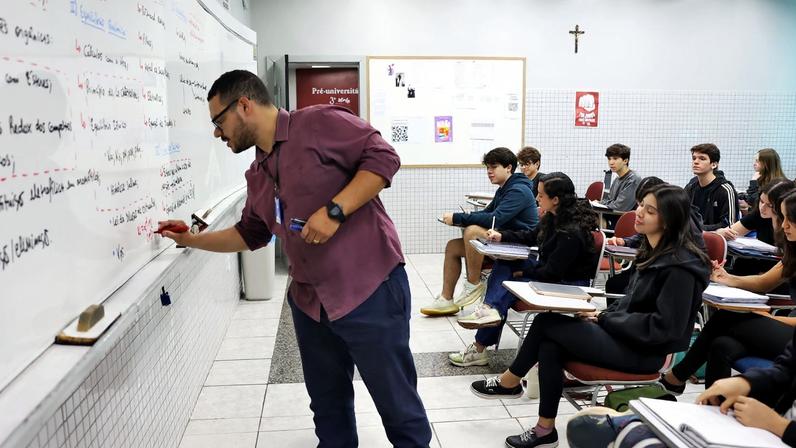 Professor do colégio Galois, Samuel Rbeiro Costa, em sala de aula com alunos na preparação nos últimos dias antes da prova do Enem 2024.