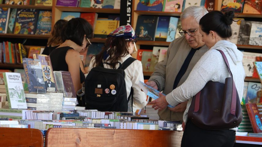 São Paulo (SP), 02/07/2024 - A Feira do Livro na Praça Charles Miller, no Pacaembu. Foto: Rovena Rosa/Agência Brasil