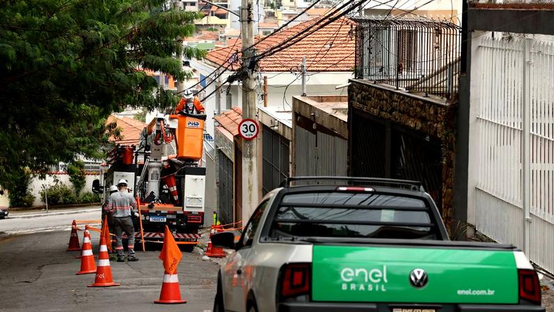 São Paulo (SP), 02/07/2025 - Trabalhadores da Enel trabalham para restabelecer a luz na Freguesia do Ó após rompimento de tubulação da Companhia de Saneamento Básico do Estado de São Paulo - Sabesp na rua Chico Paula. Foto: Rovena Rosa/Agência Brasil