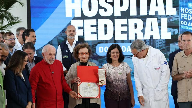Rio de Janeiro (RJ), 13/03/2026 - O presidente da República, Luiz Inácio Lula da Silva, concede à pneumologista e pesquisadora da Escola Nacional de Saúde Pública - Ensp/Fiocruz, Margareth Dalcolmo, a medalha de mérito Oswaldo Cruz, durante inauguração do novo setor de trauma do Hospital Federal do Andaraí. Foto: Rovena Rosa/Agência Brasil