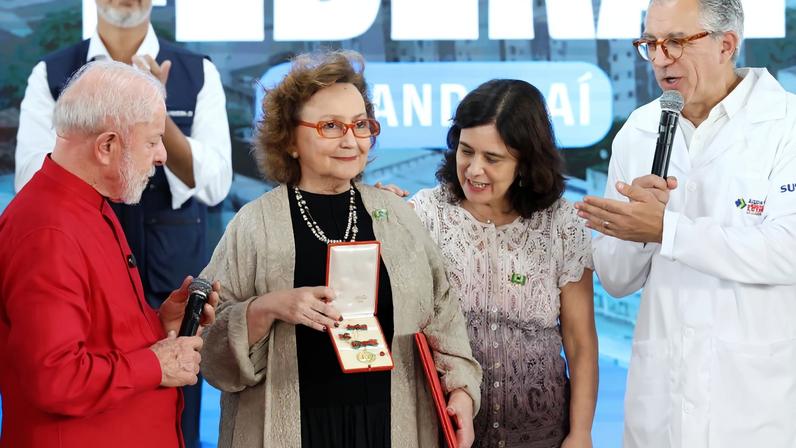 Rio de Janeiro (RJ), 13/03/2026 - O presidente da República, Luiz Inácio Lula da Silva, concede à pneumologista e pesquisadora da Escola Nacional de Saúde Pública - Ensp/Fiocruz, Margareth Dalcolmo, a medalha de mérito Oswaldo Cruz, durante inauguração do novo setor de trauma do Hospital Federal do Andaraí. Foto: Rovena Rosa/Agência Brasil
