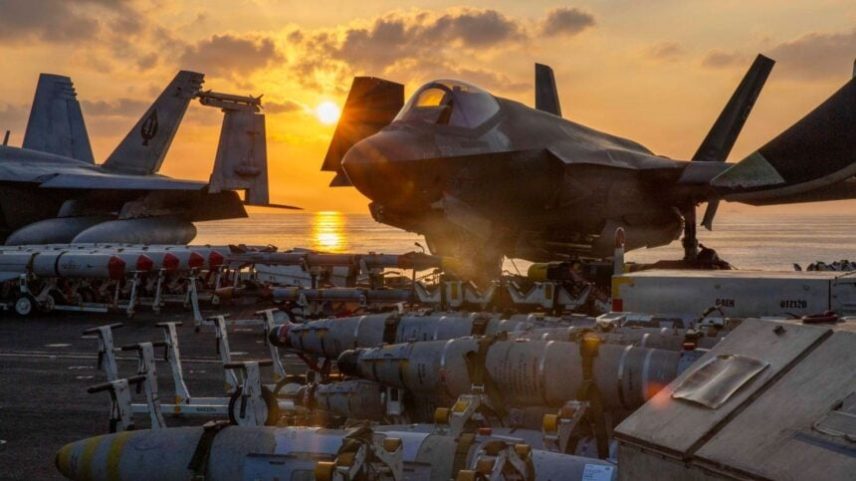Um F-35C Lightning II e outras armas são posicionados para operações de voo no porta-aviões USS Abraham Lincoln em apoio à operação militar “Operation Epic Fury” no Irã, em 2 de março