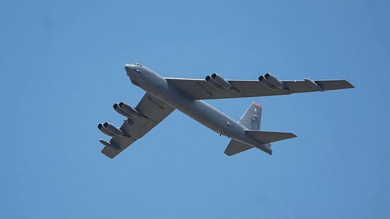 Com 8 motores, o avião B-52 (foto) é operado por 5 tripulantes e pode voar mais de 14 mil quilômetros sem reabastecimento