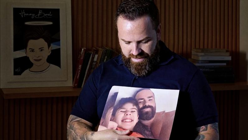Leniel Borel segura foto com o filho no documentário de VEJA: a luta para ressignificar uma perda irreparável.