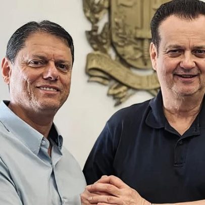 Tarcísio e Kassab tiram fotos juntos após saída do governo durante reunião