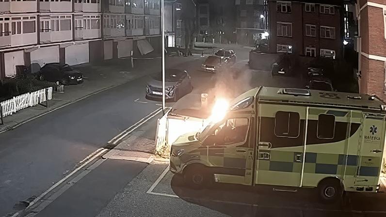 Quatro ambulâncias de voluntários judeus são incendiadas em Londres