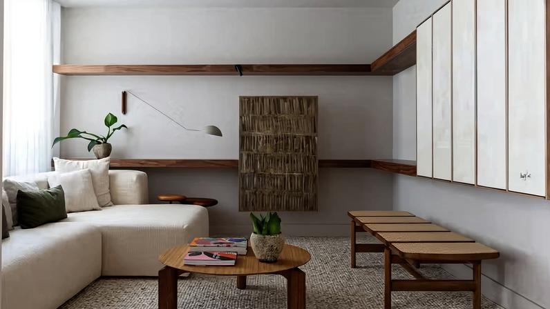 Oferecer um espaço confortável e acolhedor é essencial em salas de visitas. O sofá, as mesas de centro e laterais, além do banco, são da Agave Casa