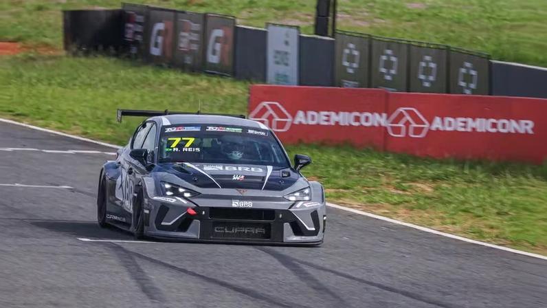 Raphael Reis acelera o CUPRA Leon VZ TCR #77 na etapa do TCR em Curvelo — Foto: Rafael Ferreira