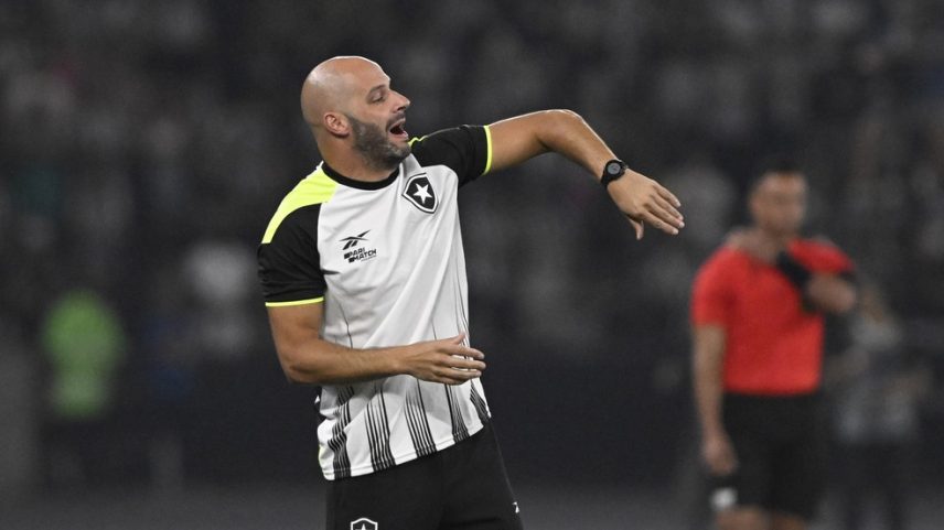 Auxiliar franclim carvalho comanda Botafogo contra o Corinthians — Foto: André Durão