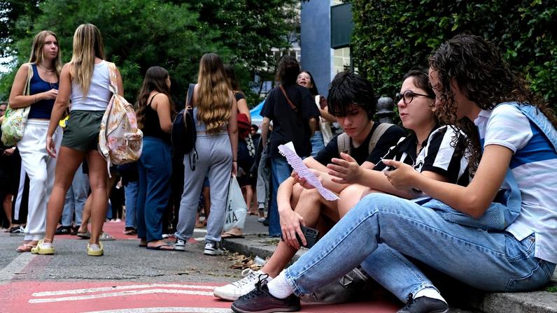 Candidatos chegam para o primeiro dia de provas do Exame Nacional do Ensino Médio (Enem), na Universidade Santa Úrsula, em Botafogo.