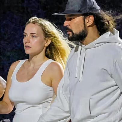 Gabriel O Pensador e Gabriela Vicente passeiam de mãos dadas no Rio