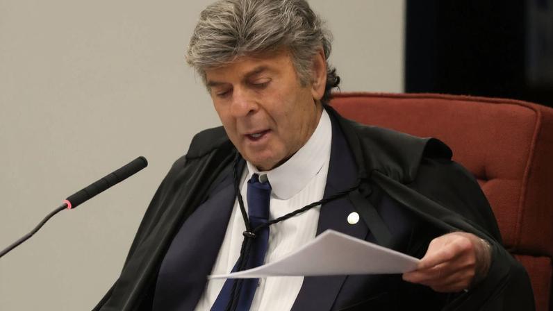 Brasília (DF) 10/09/2025 - O ministro Luiz Fux chega para proferir seu voto na Primeira Turma do Supremo Tribunal Federal (STF) que realiza o quarto dia de julgamento dos réus do Núcleo 1 da trama golpista, formado pelo ex-presidente Jair Bolsonaro e mais sete aliados. Foto: Fabio Rodrigues-Pozzebom/ Agência Brasil