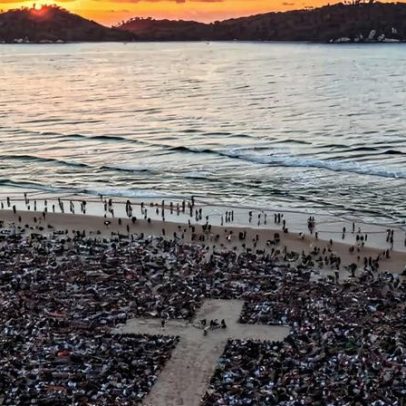 Milhares participam de encontro religioso ao redor de cruz na praia de SC