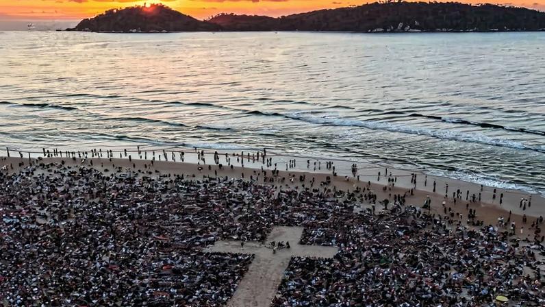 Milhares participam de encontro religioso ao redor de cruz na praia de SC