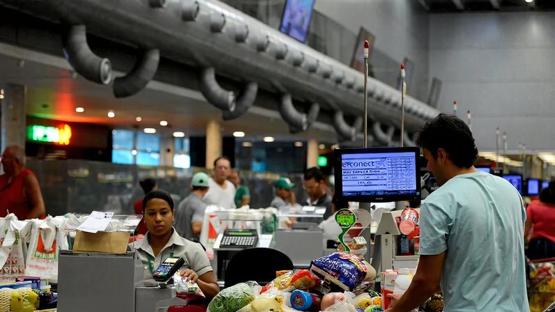 Vitória (ES) - Supermercados lotados com filas nos caixas e na entrada funcionam com horário reduzido (Tânia Rêgo/Agência Brasil)