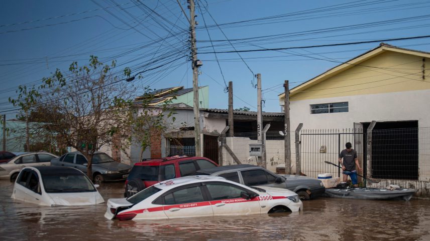 Carros submersos durante as enchentes no Rio Grande do Sul