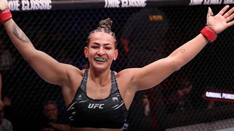 Bia Mesquita comemora a vitória sobre Irina Alekseeva no UFC Rio, em outubro de 2025. (Foto por Ed Mulholland/Zuffa LLC)