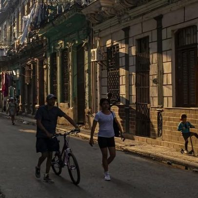 Entidades no Brasil arrecadam painéis solares e remédios para Cuba