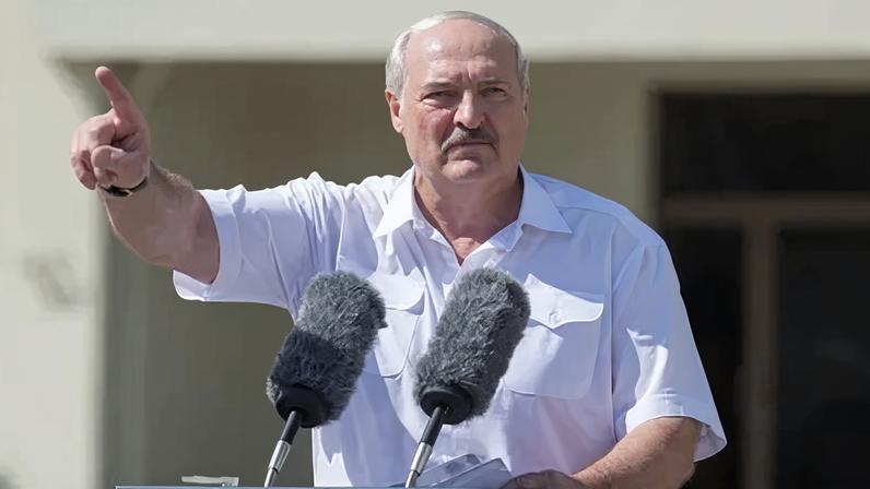 Presidente de Belarus, Alexander Lukashenko discursa em Minsk