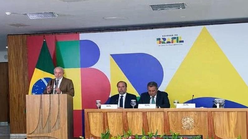 O presidente Lula (PT) anuncia medidas contra aumento do diesel