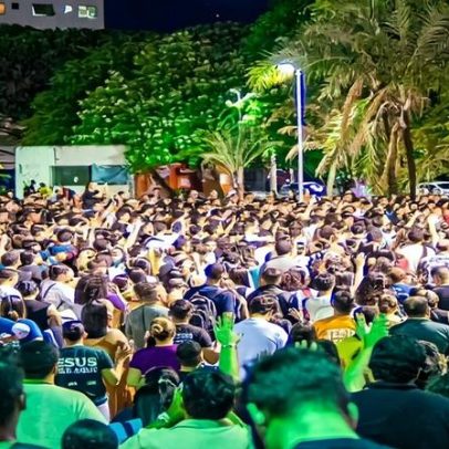 Culto ao ar livre reúne universitários em Fortaleza