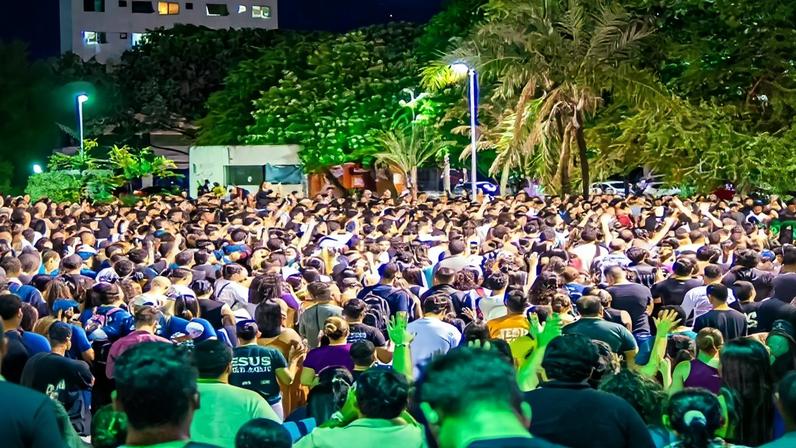Culto ao ar livre reúne universitários em Fortaleza
