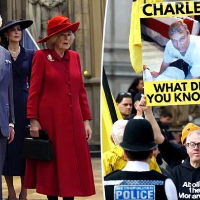 Charles, William e Kate são vaiados por ligações com o ex-príncipe Andrew.