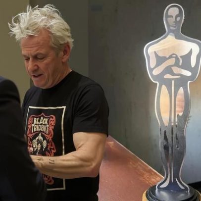Sean Penn recebe Oscar forjado de trem danificado na Ucrânia após faltar à cerimônia