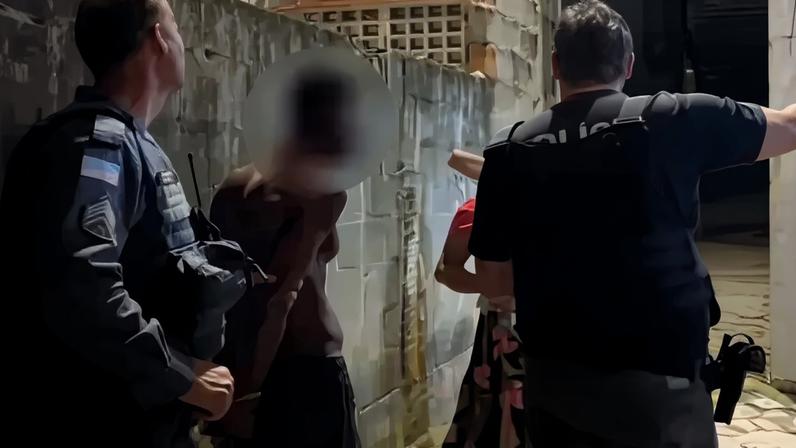 Delegado durante a operação policial em frente à igreja.