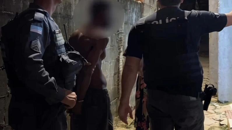 Delegado aconselha homem preso na porta da igreja sobre restauração da vida