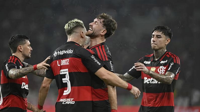 Léo Ortiz e Léo Pereira comemoram gol do Flamengo contra o Remo — Foto: André Durão