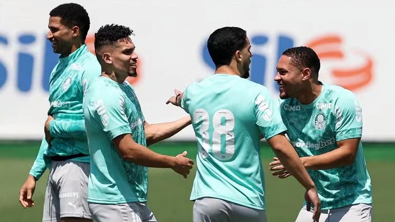 Murilo, Paulinho, Figueiredo e Vitor Roque em campo no treino do Palmeiras — Foto: Cesar Greco