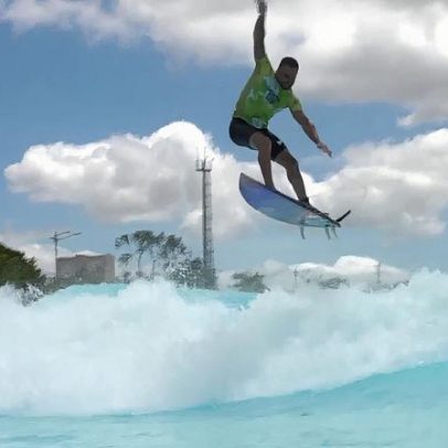 Italo Ferreira vence a primeira edição do Medina Surf Fest com manobra 'superman'
