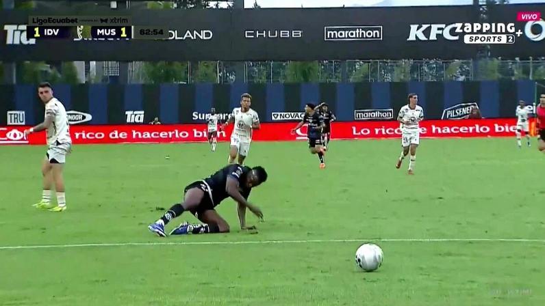 Entrada dura de Brian Negro, do Mushuc Runa, gera confusão e fratura de Jean Arroyo, do Del Valle — Foto: Reprodução/Zapping Sports