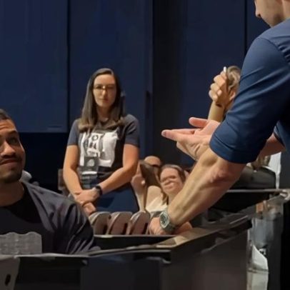 Pastor aprende Libras para batizar jovem surdo e emociona