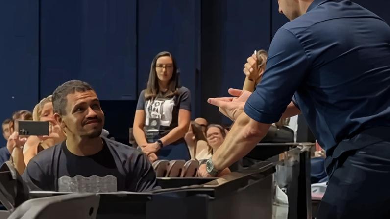 Pastor aprende Libras para batizar jovem surdo e emociona