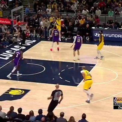 LeBron James faz cesta e provoca adversários no chão; vídeo