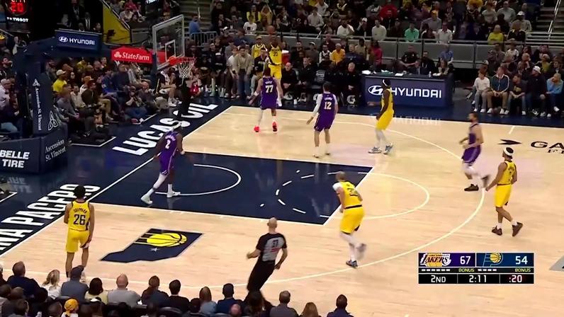 LeBron James faz linda cesta e satiriza adversários caídos no chão