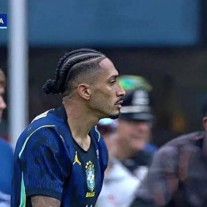 Raphinha chuta dentro da área e erra aos 4' do 1º tempo contra a França