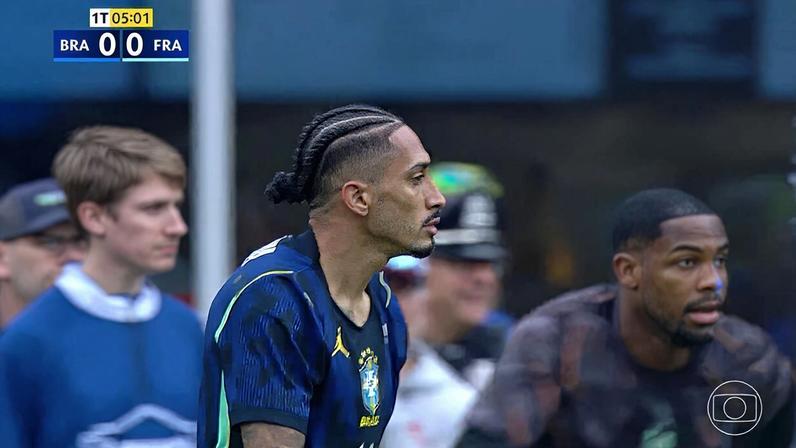 Aos 4 min do 1º tempo - chute dentro da área para fora de Raphinha do Brasil contra a França