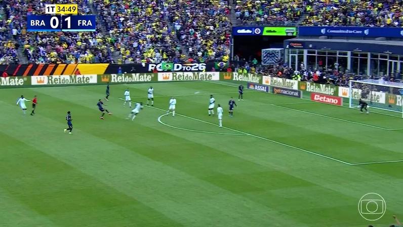 Matheus Cunha erra chute de fora aos 34 do 1º tempo contra França