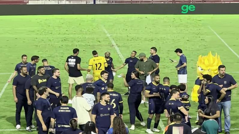 Jogadores do Retrô cumprimentam Love após jogo que marca aposentadoria