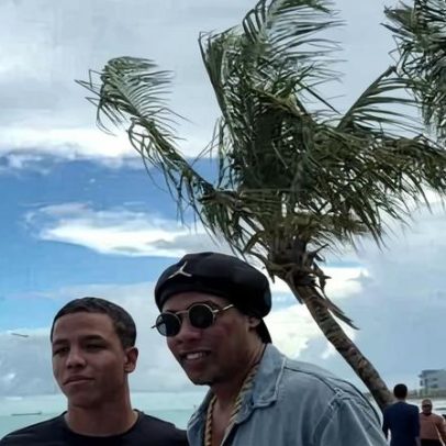 Sósia de Ronaldinho confunde visitantes na orla de Maceió