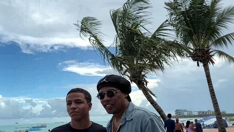 Sósia de Ronaldinho posa para fotos na orla de Maceió